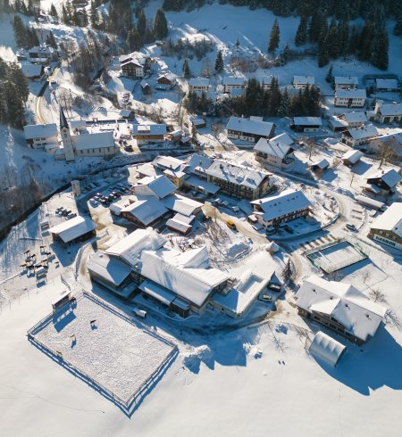 Drohnenansicht vom Hoteldorf im Winter