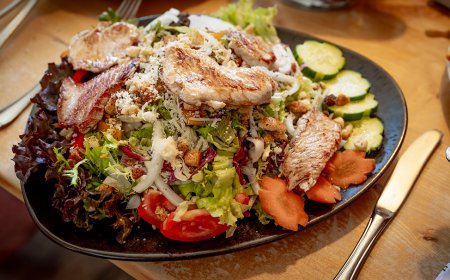 Salat mit Hähnchen, Käse und frischem Gemüse.