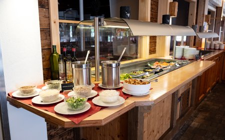 Großes Salatbuffet mit frischem Gemüse und Toppings.